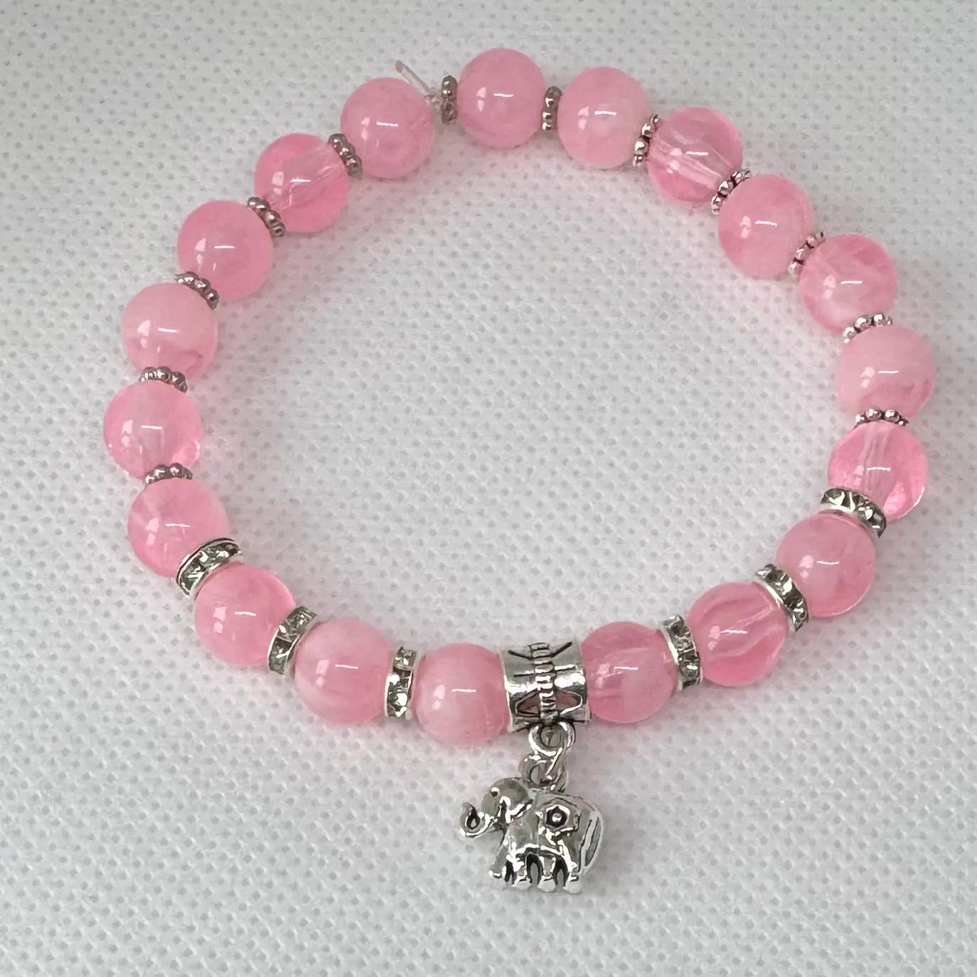 Armbånd i rosa glassperler med elefant