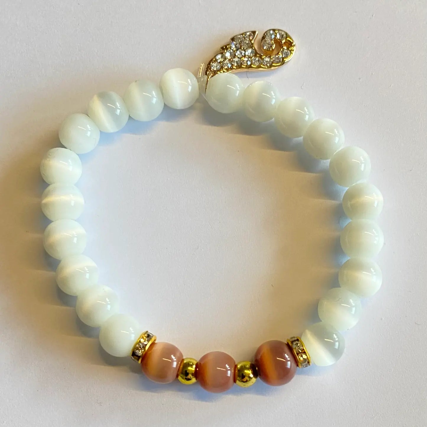 Armbånd med catseye perler i hvitt