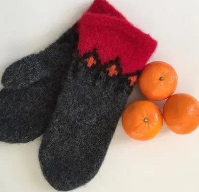 Gnist tova votter vist liggende med appelsiner i orange