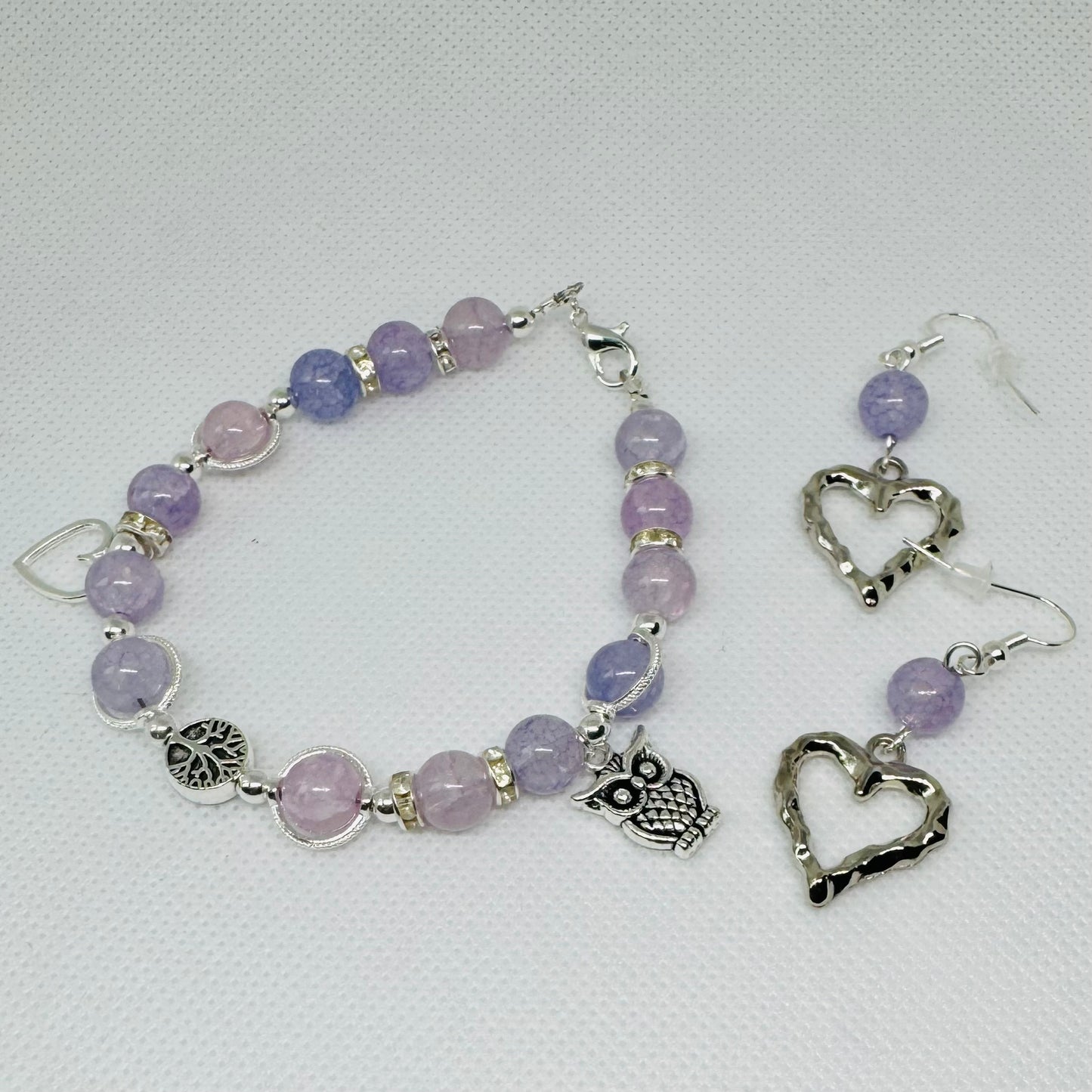 Armbånd og ørekroker i lys lilla knust jade