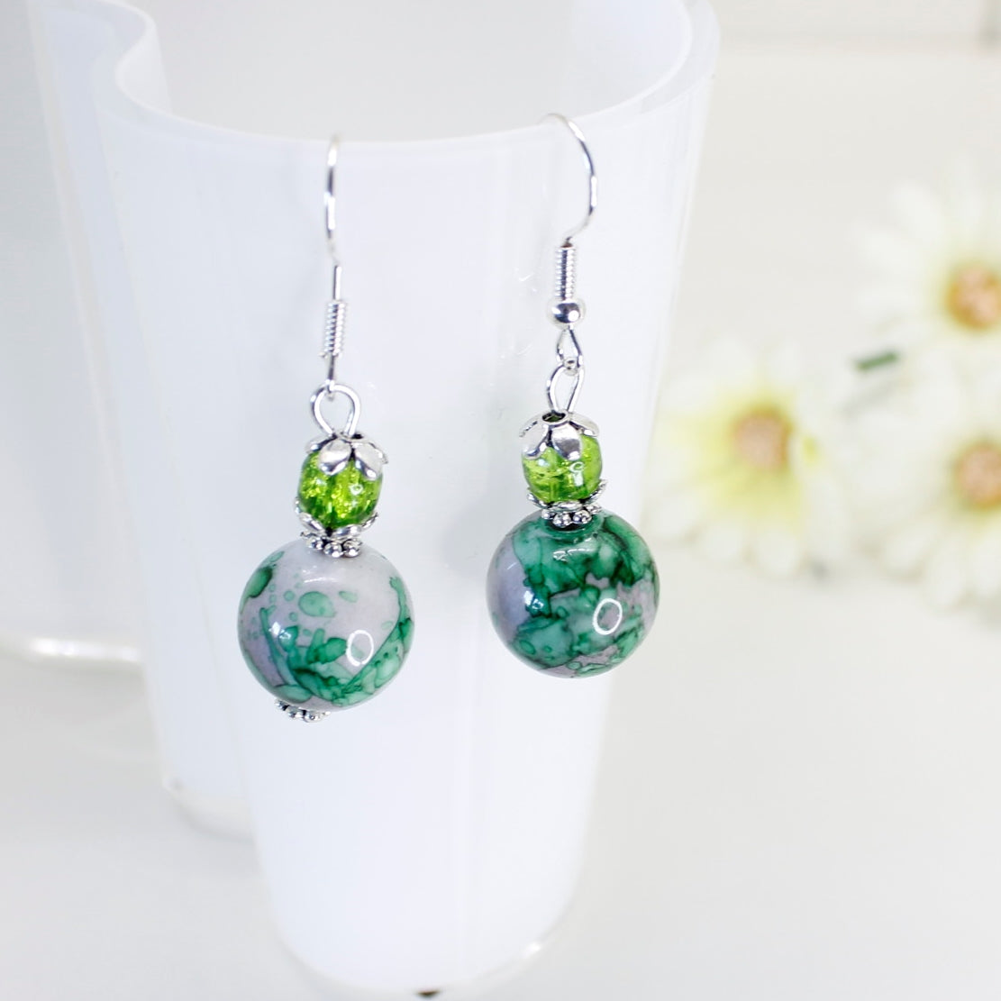 Ørepynt i grønt og hvitt