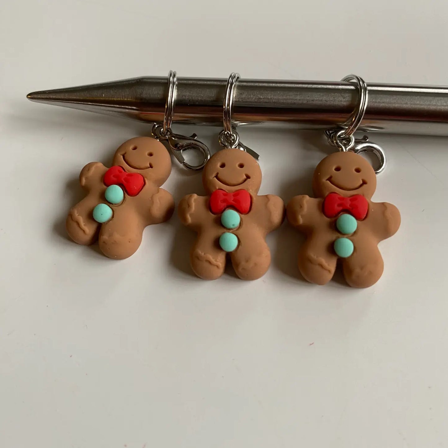 Maskemarkør med pepperkakemann og blank ring og krok