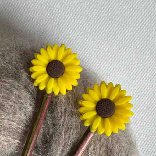 Maskestoppere i silikon med gul daisy blomst, på strikkepinner
