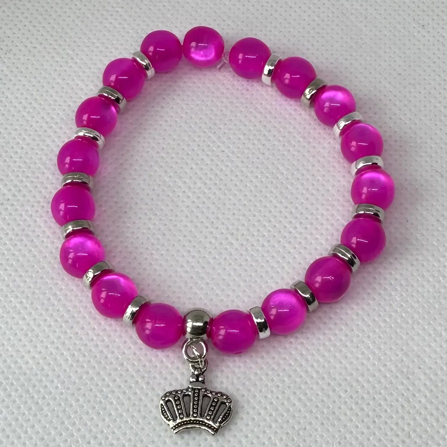 Armbånd i rosa glassperler med anheng 