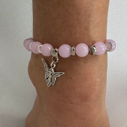 Armbånd i rosa glassperler med anheng, vist på modell