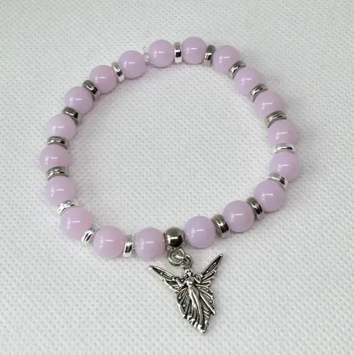 Armbånd i rosa glassperler med anheng 