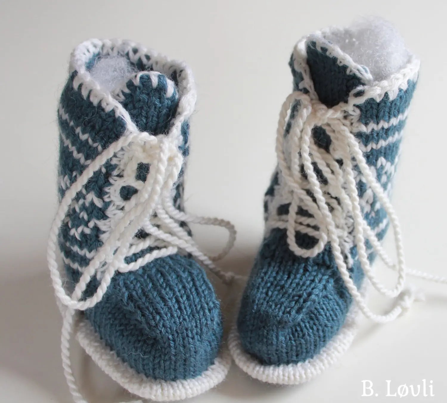Babybooties med snøring i grønt og hvit mønster