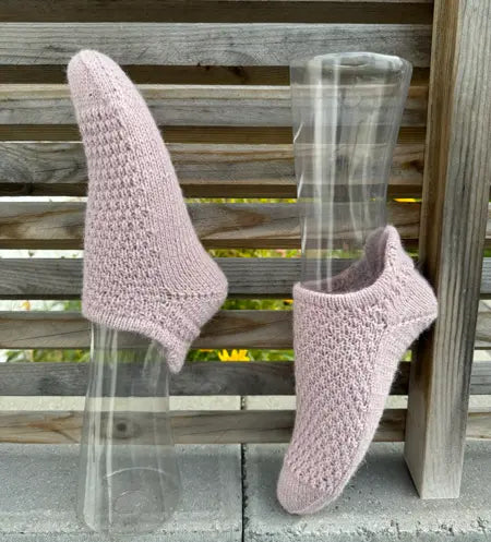 Birk ankelsokker med struktur, i rosa på modell