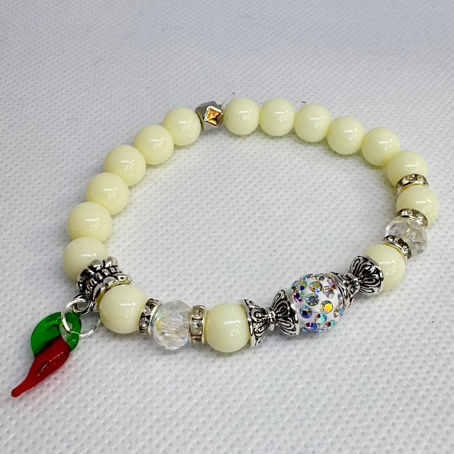Armbånd med chilli vist på nært hold