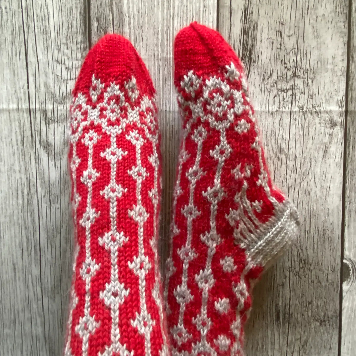 DesemberPerler mønstersokker  vist på modell sett ovenfra og ned