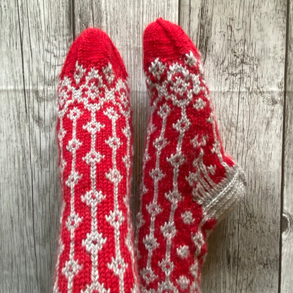 DesemberPerler mønstersokker  vist på modell sett ovenfra og ned