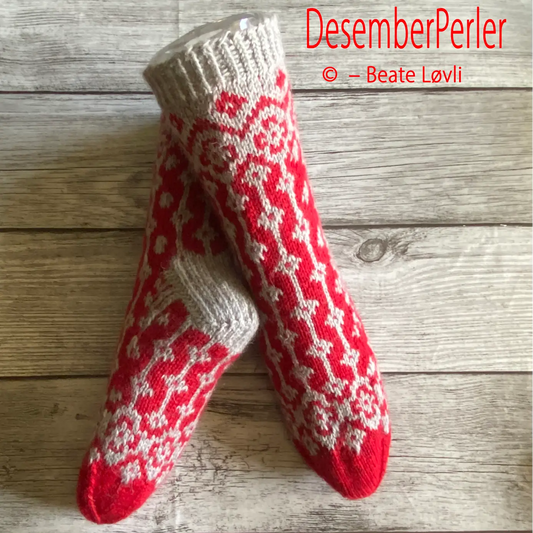 DesemberPerler mønstersokker med tofarget mønster vist på modell