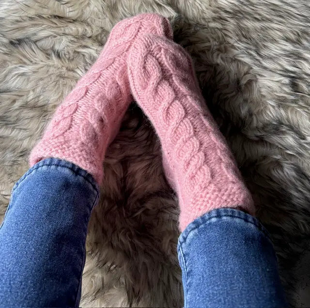 FjellFlette Tova sokker vist på modell i rosa farge