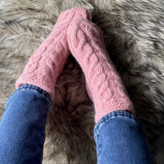 FjellFlette Tova sokker vist på modell i rosa farge