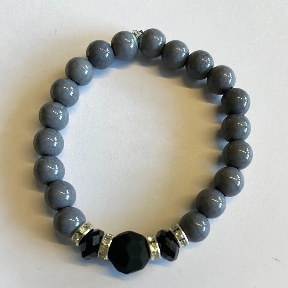 Grått armbånd med sorte detaljer