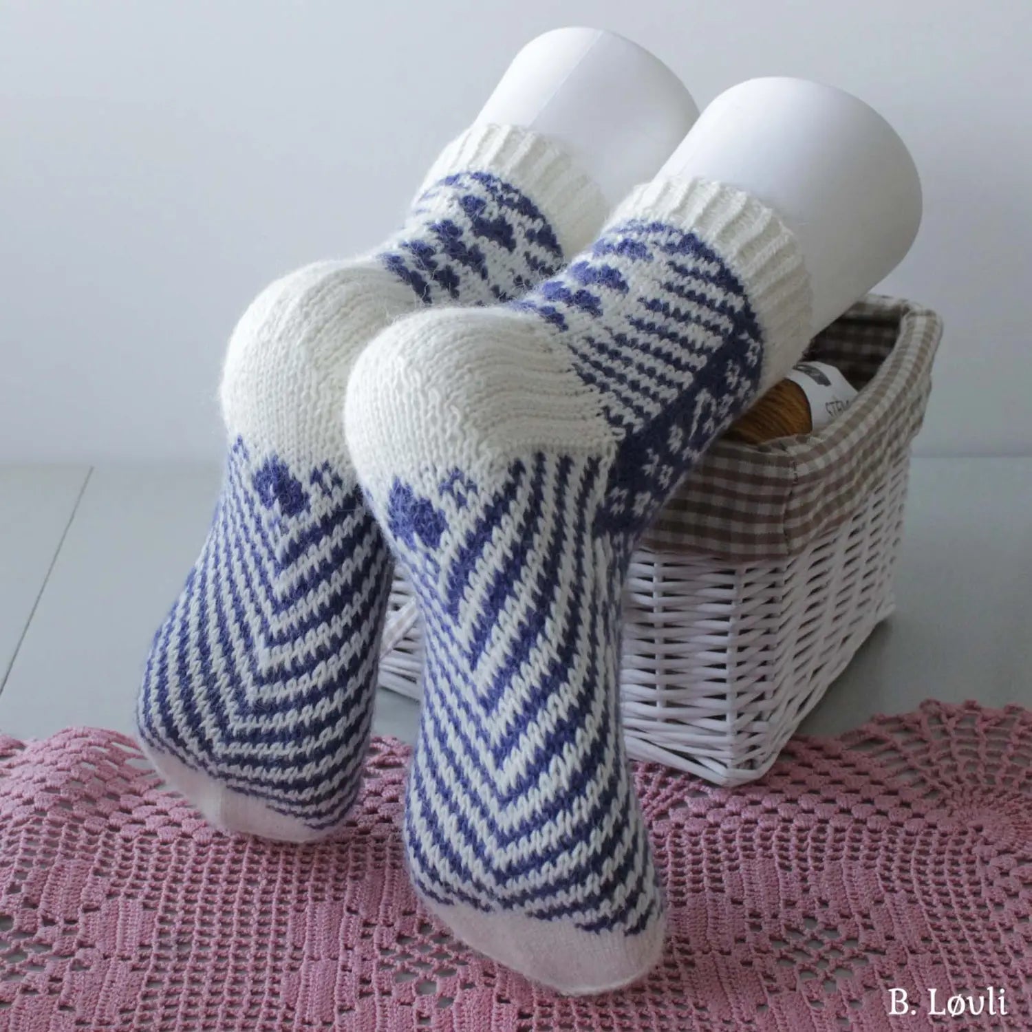 HjerteFlom sokker vist på modell sett fra hæsiden