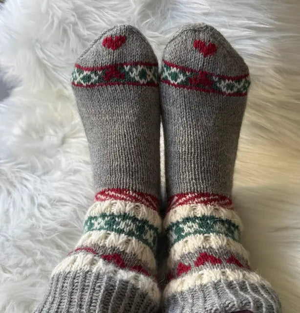 HjerteGlimtSokker strikkeoppskrift sokker med hjerter, julesokker