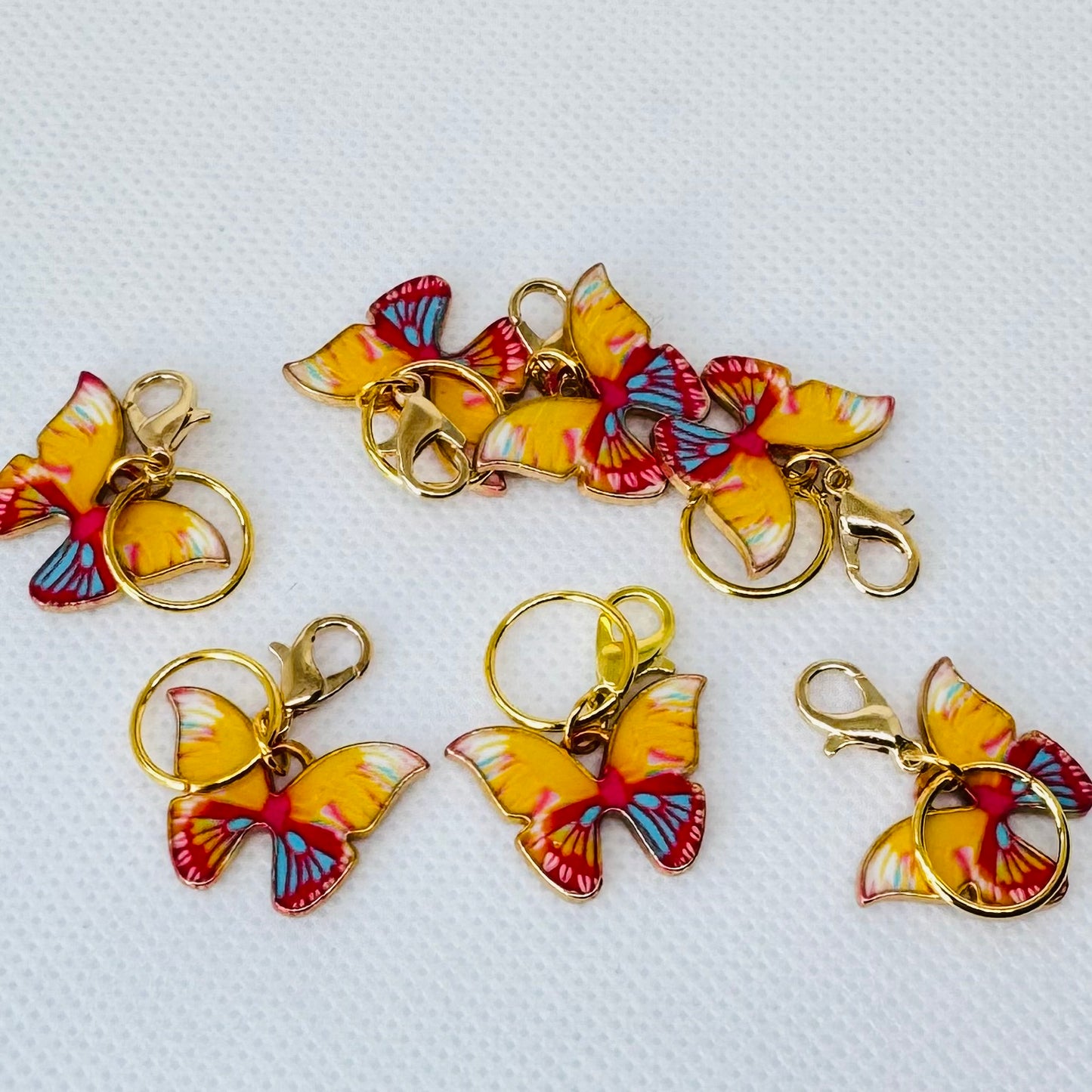 Sommerfugl maskemarkører i gullnyanser