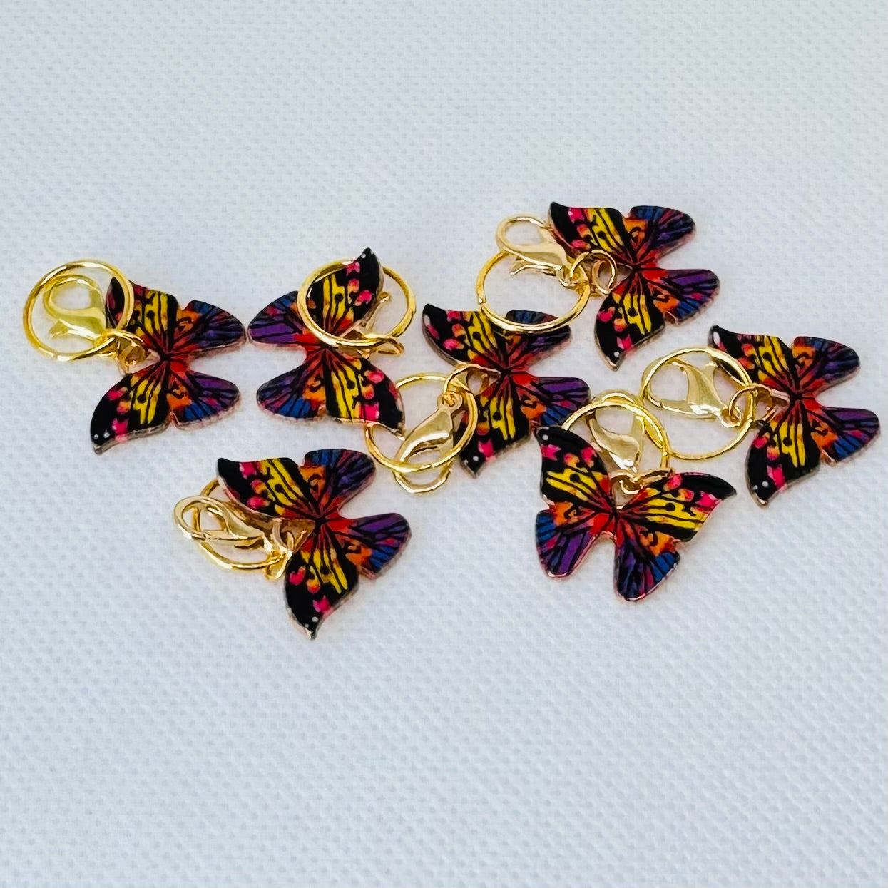 Sommerfugl maskemarkører i gullnyanser