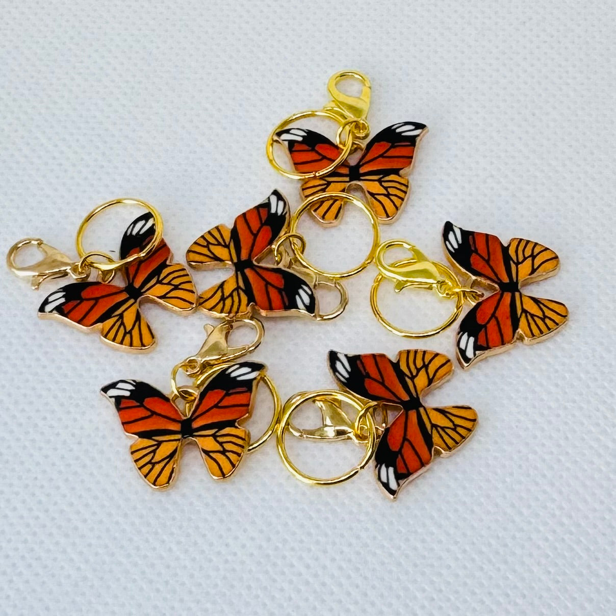 Sommerfugl maskemarkører i gullnyanser