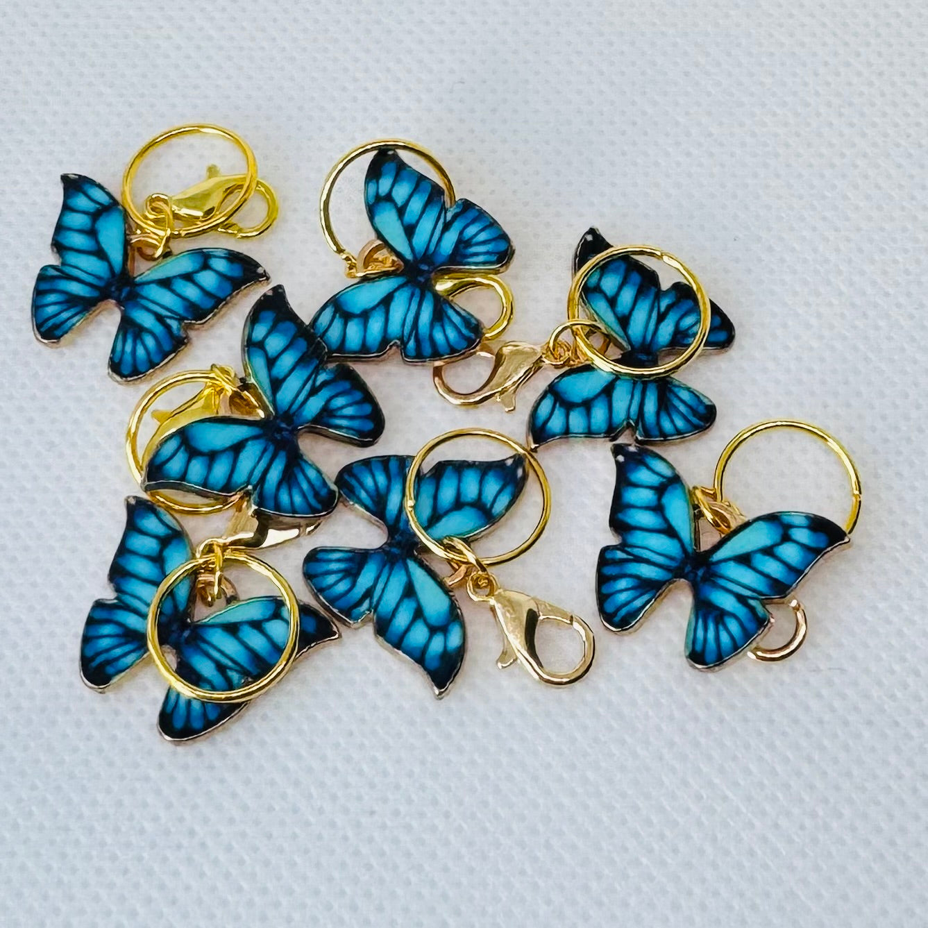 Sommerfugl maskemarkører i gullnyanser