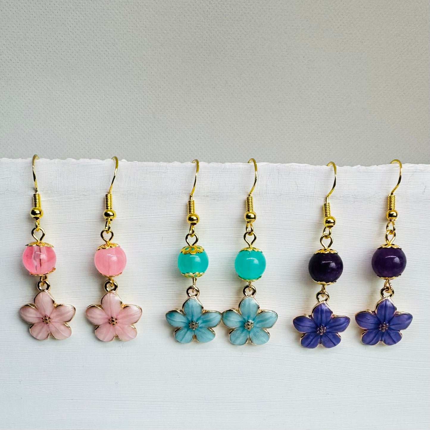 Søte ørekroker med emaljerte blomster