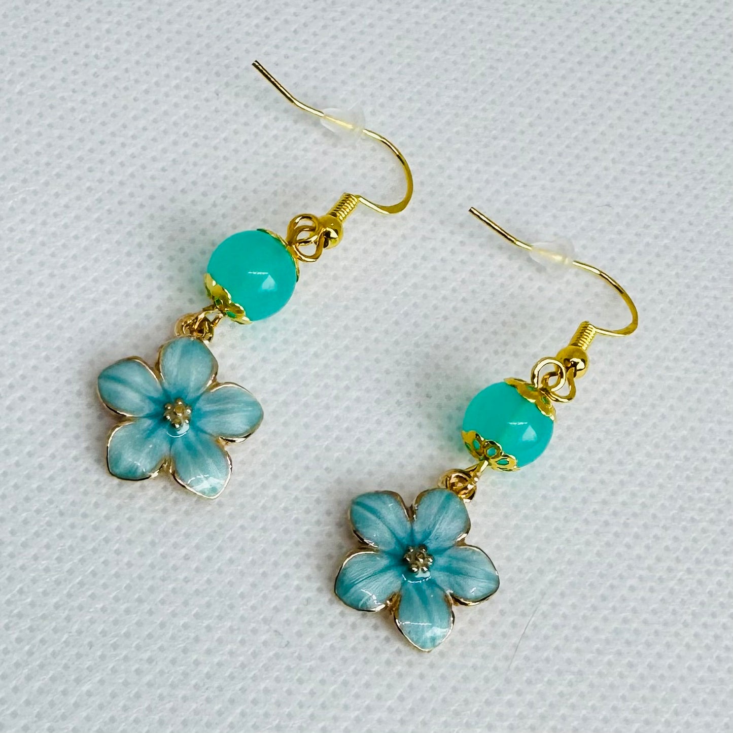 Søte ørekroker med emaljerte blomster