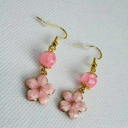 Søte ørekroker med emaljerte blomster