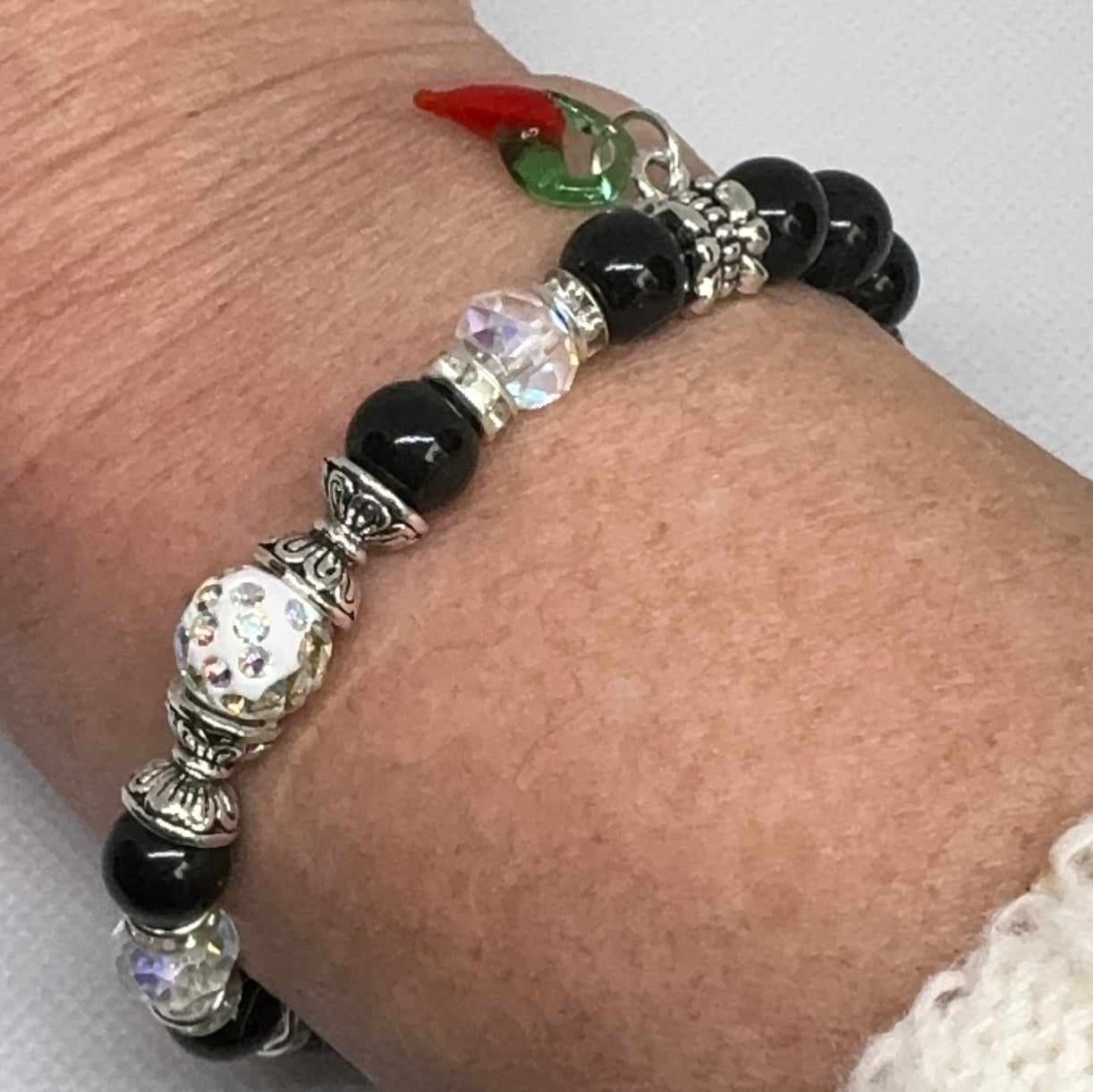 Chilli Armbånd - Sort, hvit eller rød