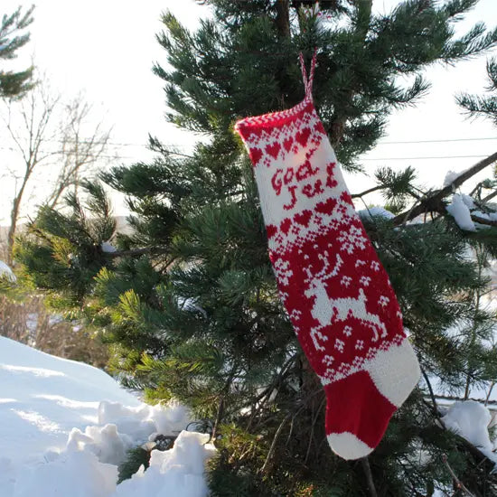 Julestrømpe God Jul  vist hengende ute på furutre