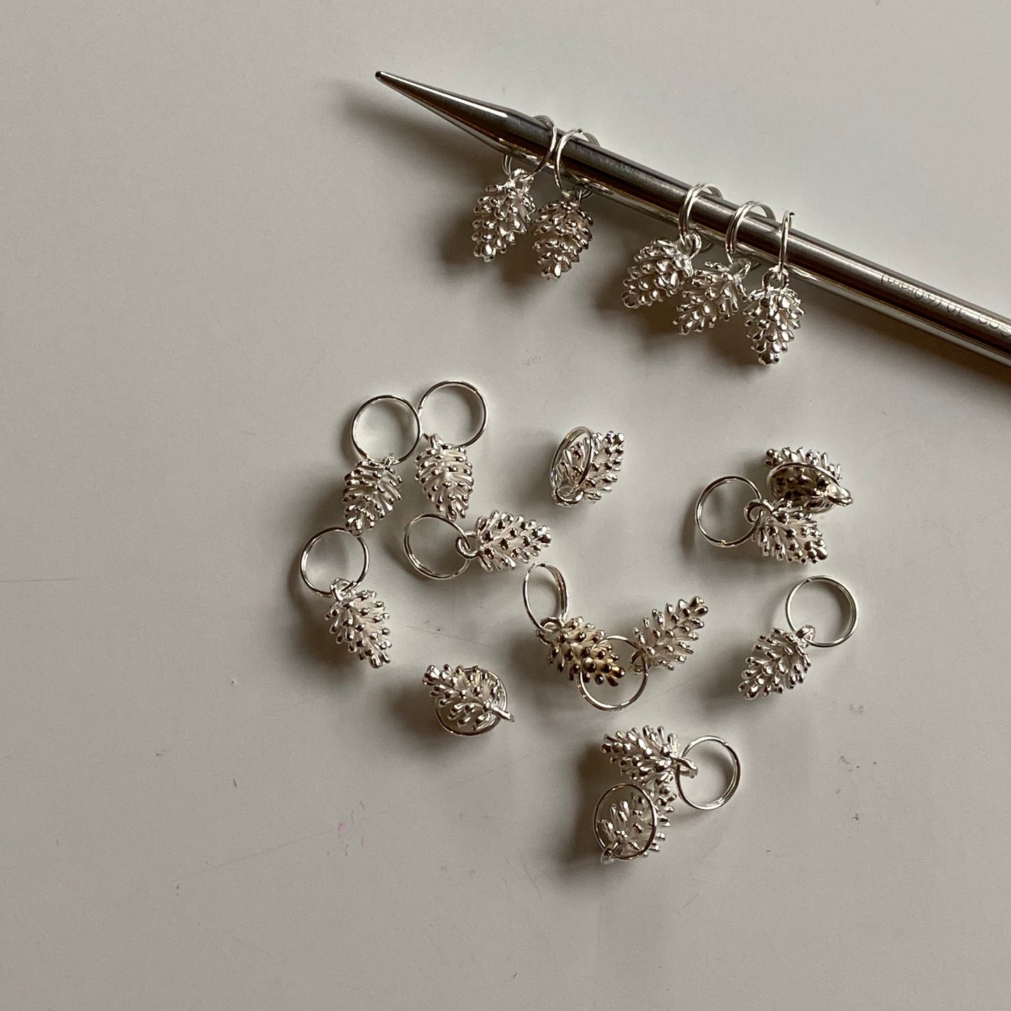 Maskemarkør - Kongle sølvfarget