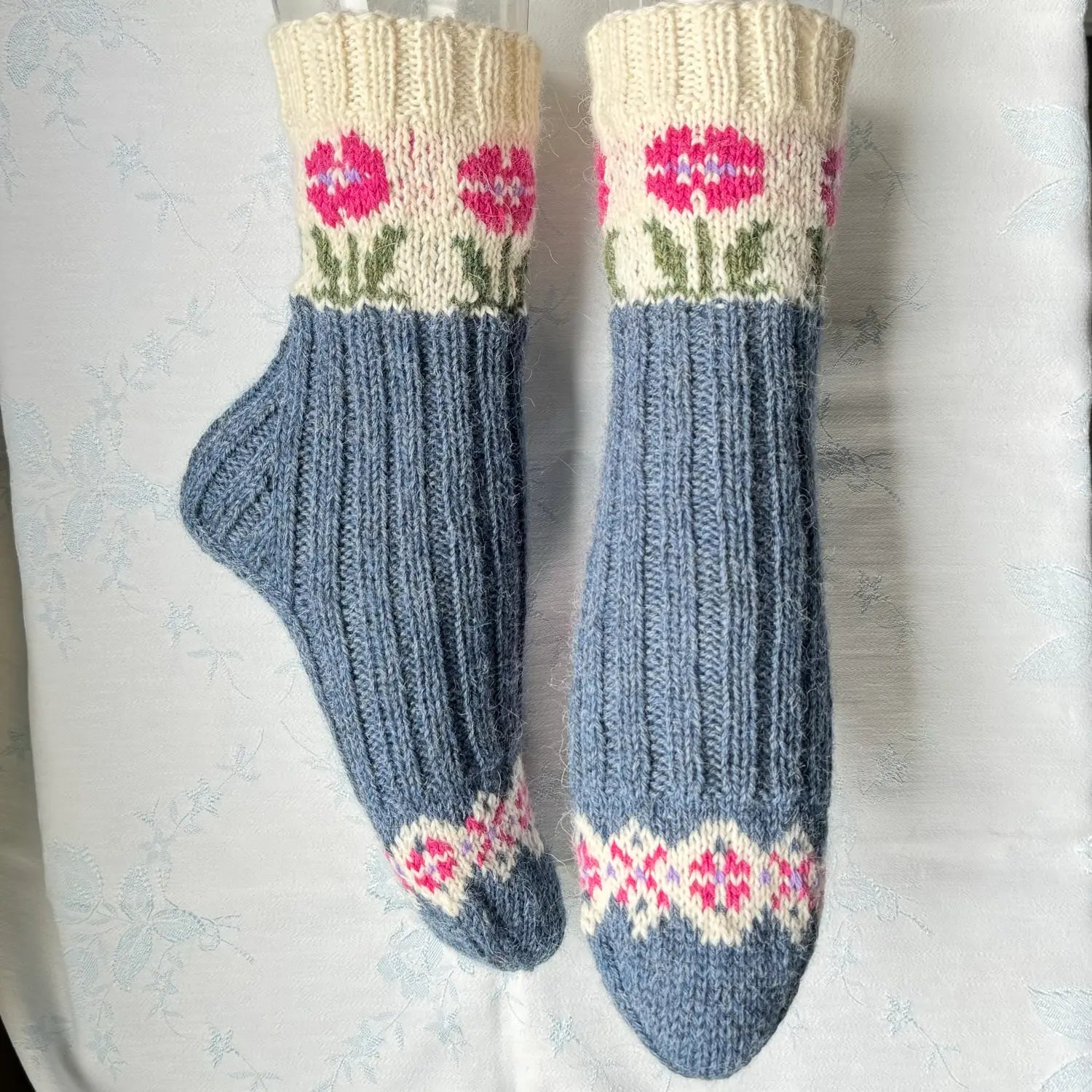 Koslig Sensommer sokker i ribbestrikk med mønster på tå og legg i flere farger med blomstermotiv