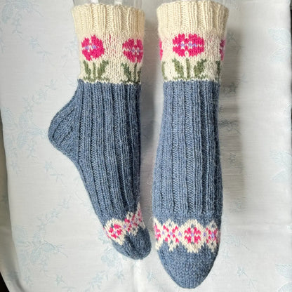 Koslig Sensommer sokker i ribbestrikk med mønster på tå og legg i flere farger med blomstermotiv