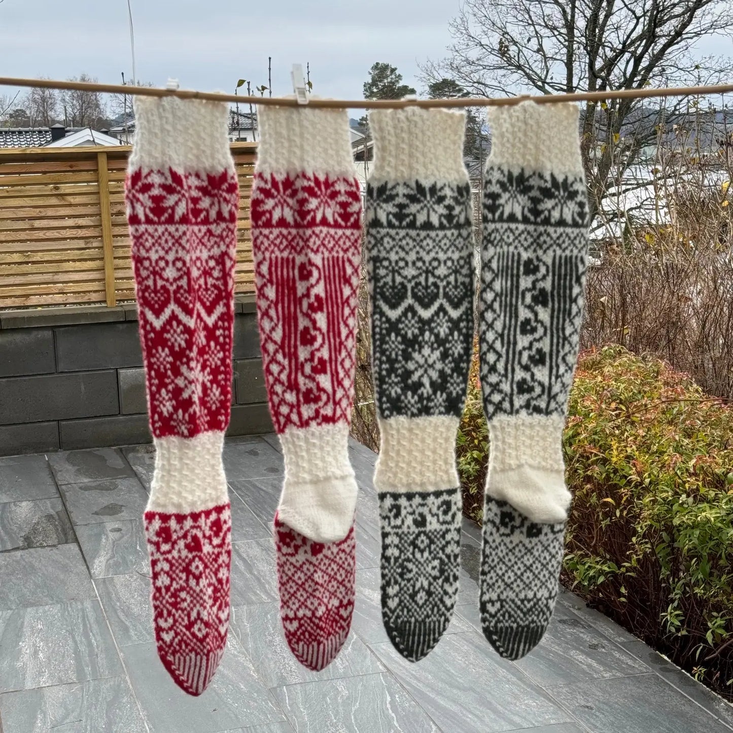 Lune frost strømper hengende på snor