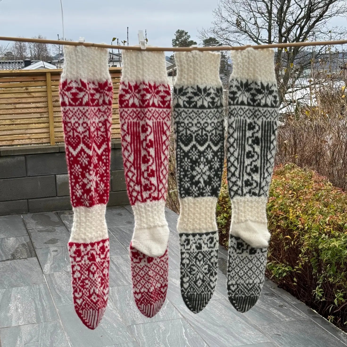 Lune frost strømper hengende på snor