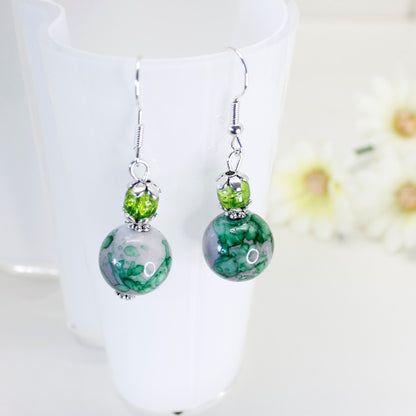 Ørepynt i grønt og hvitt