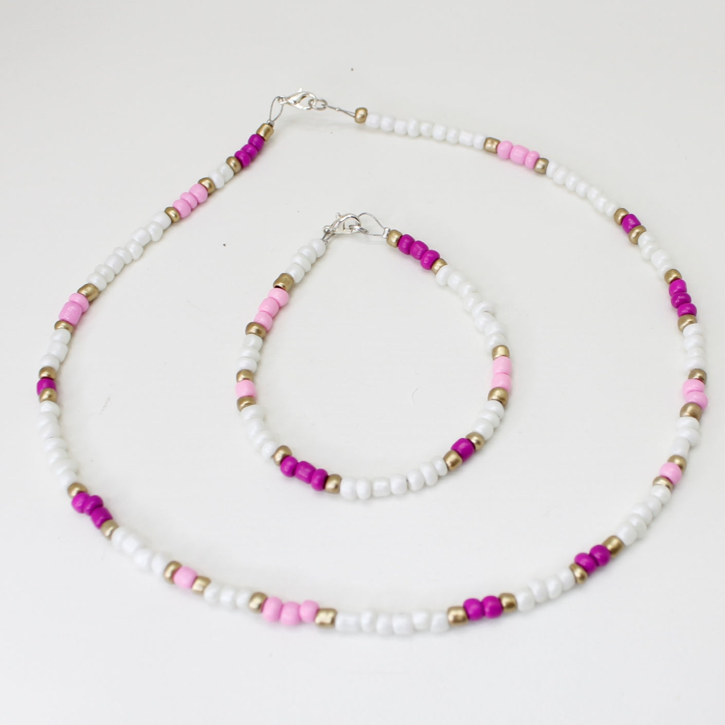 Smykkesett - i magenta og hvitt