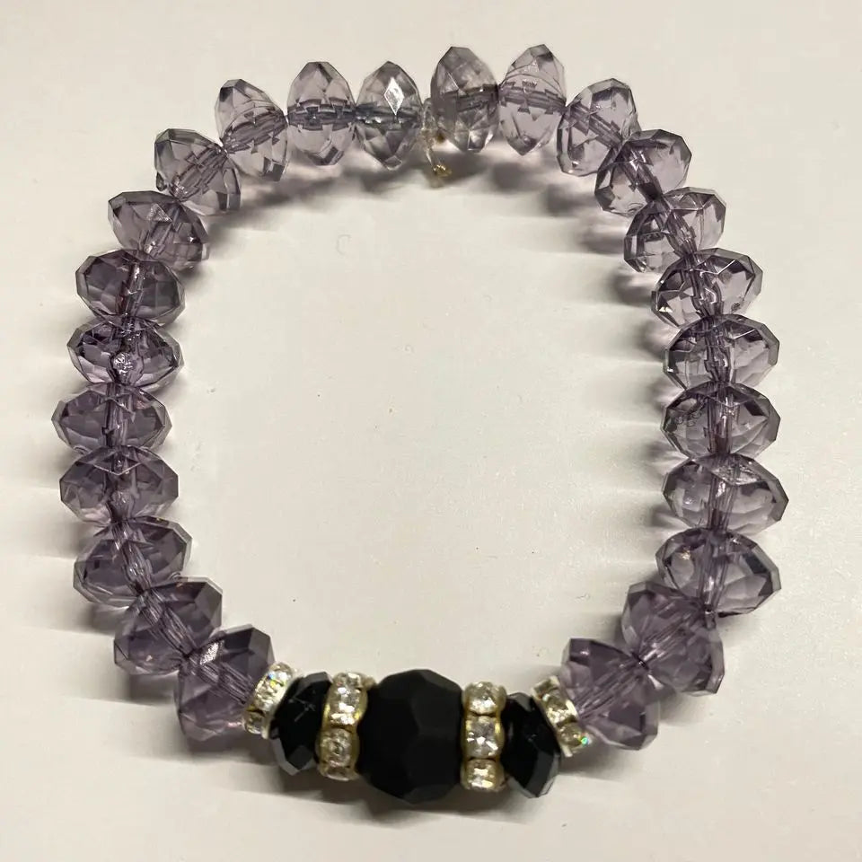 Mørkt armbånd med akrylperler