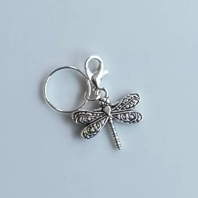 Sølvfarget maskemarkør med dragonfly