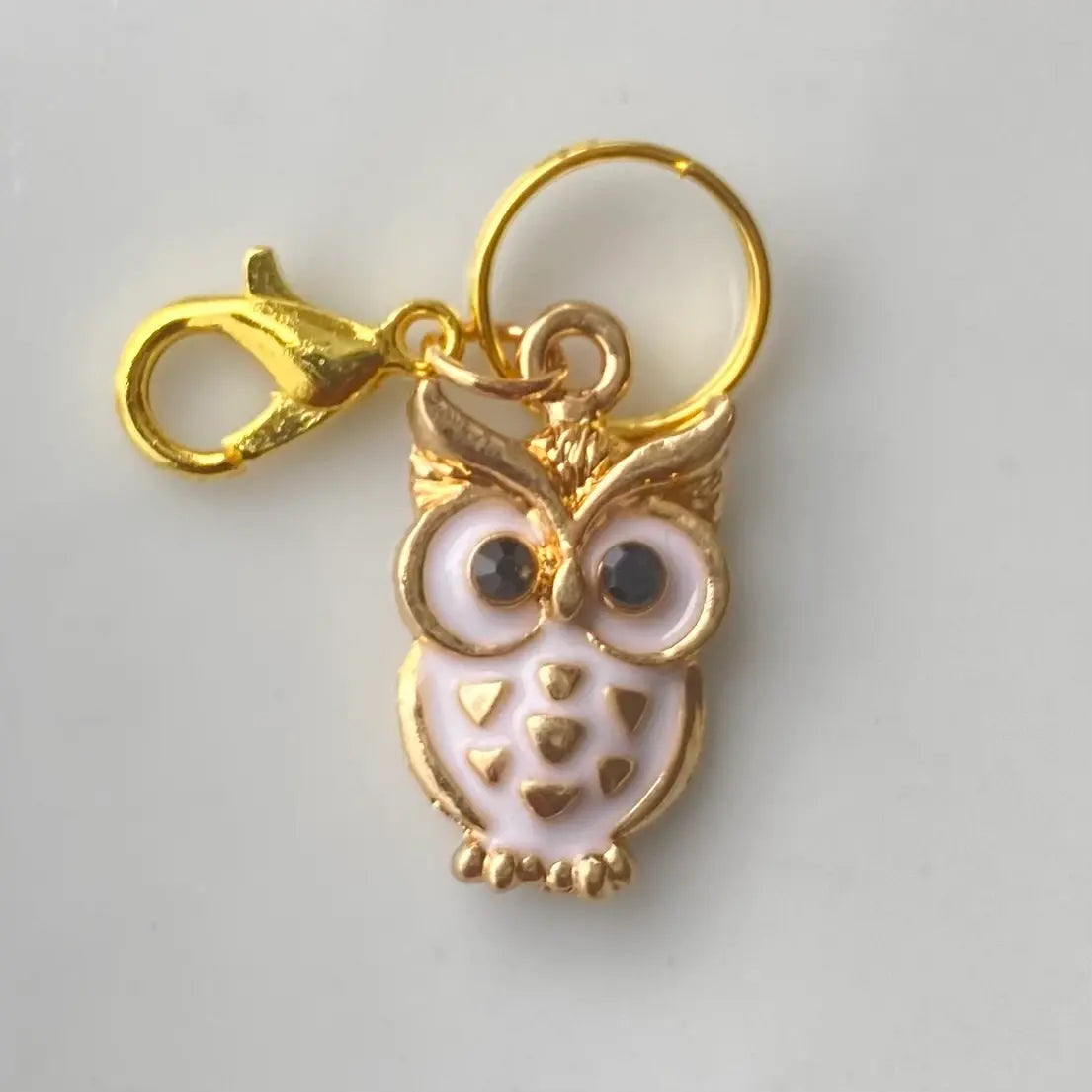 Emaljerte ugle maskemarkør i lys rosa med gulldekor