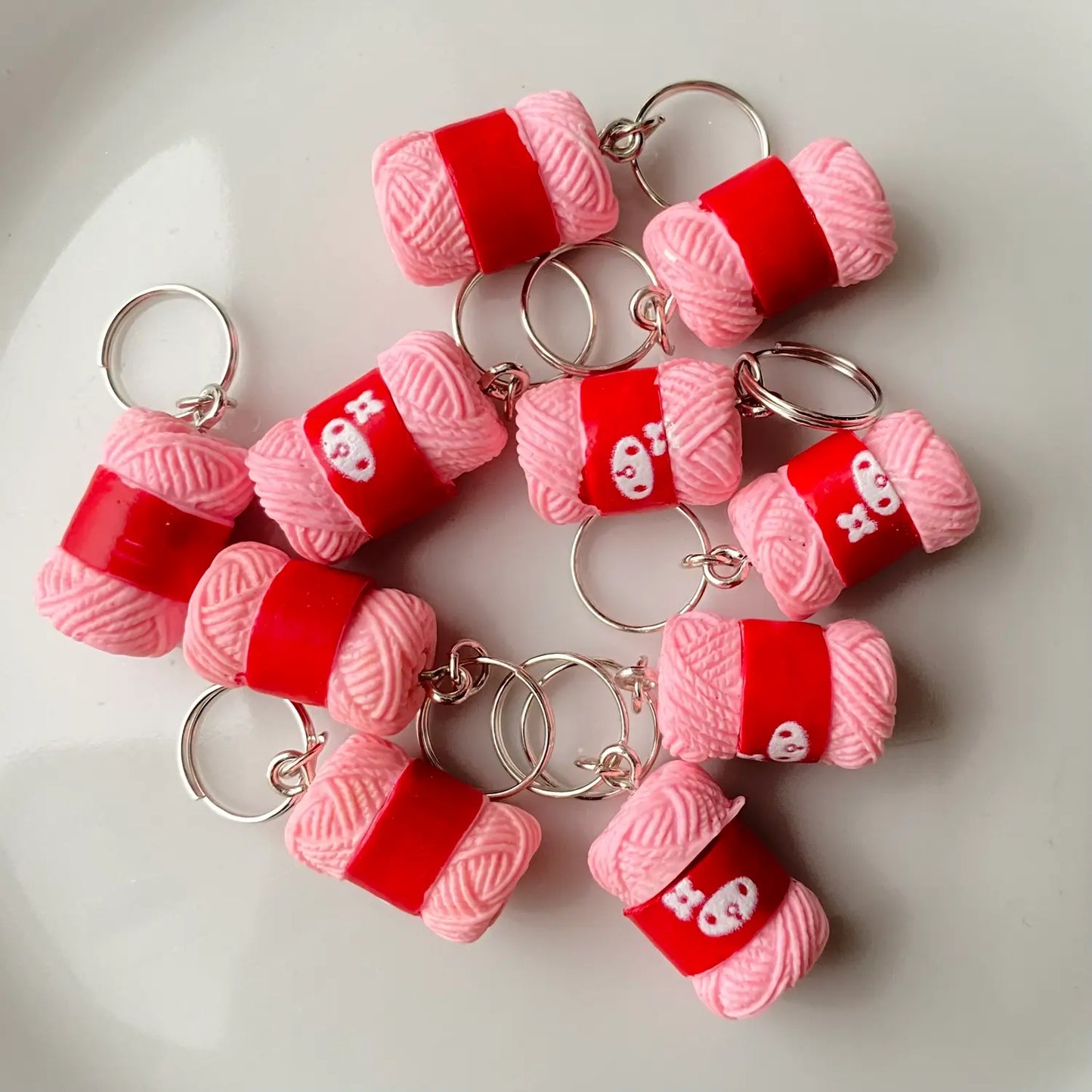 Maskemarkør med rosa nøste og sølvfarget ring