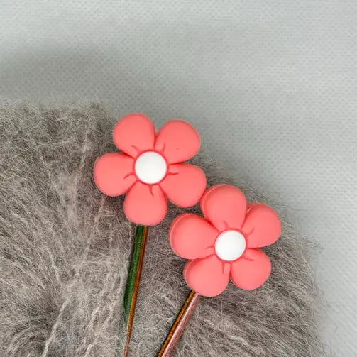 Maskestopper med silikonblomst i orange, på pinnene