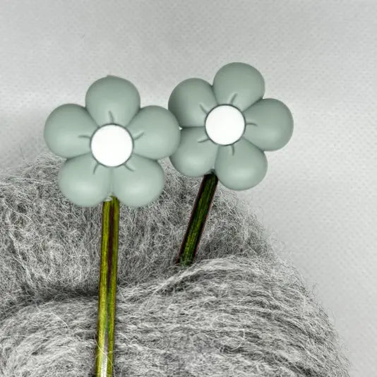 Maskestopper med silikonblomst i støvet grønn, på pinnene
