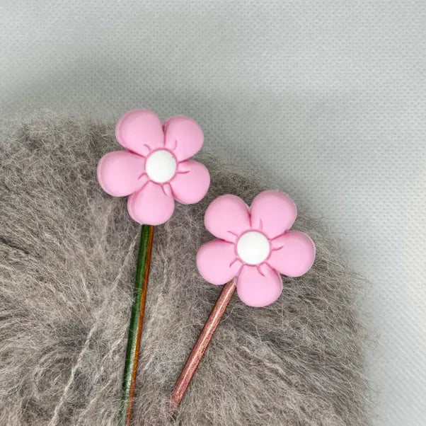 Maskestopper med silikonblomst i lys rosa, på pinnene