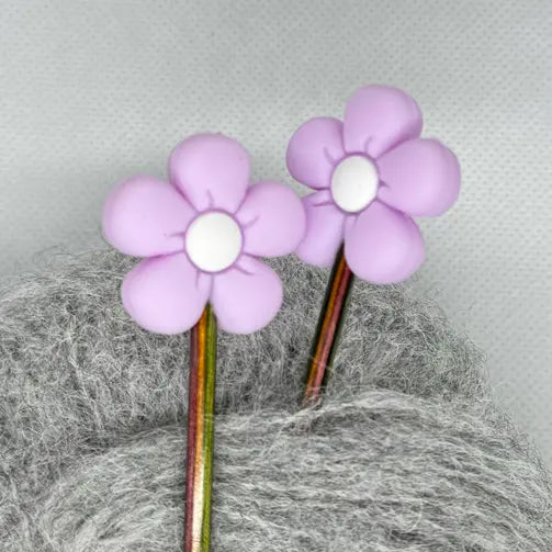 Maskestopper med silikonblomst i lys lilla, på pinnene