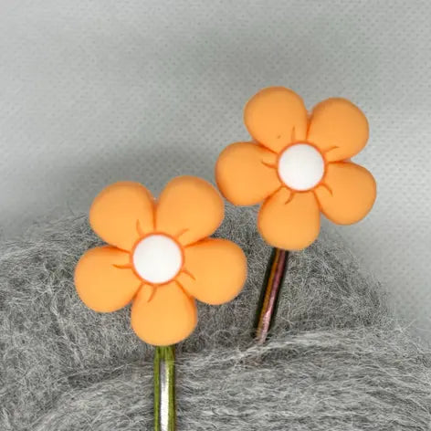 Maskestopper med silikonblomst i orange, på pinnene
