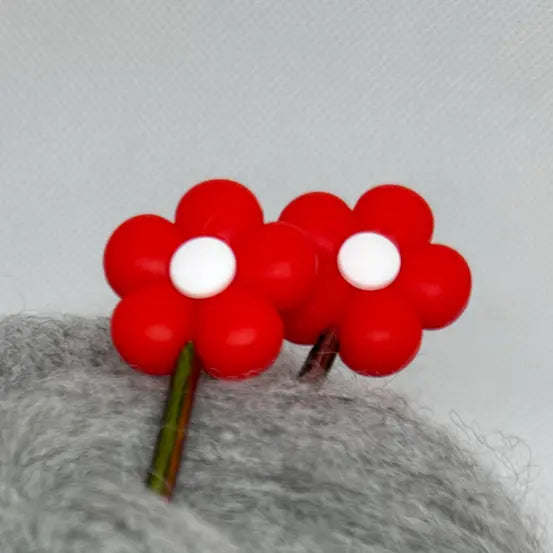 Maskestopper med silikonblomst i rød, på pinnene