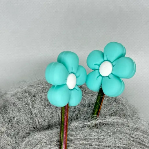 Maskestopper med silikonblomst i turkis, på pinnene