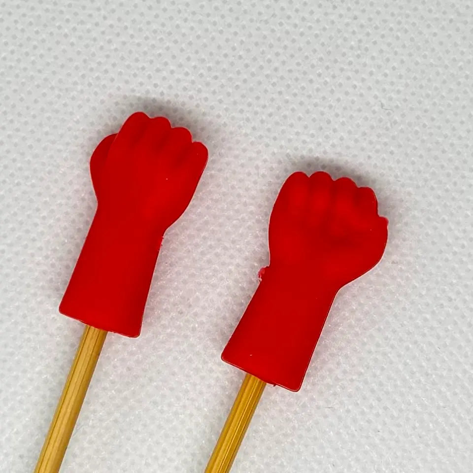 Maskestopper detaljbilde oppå strikkepinner