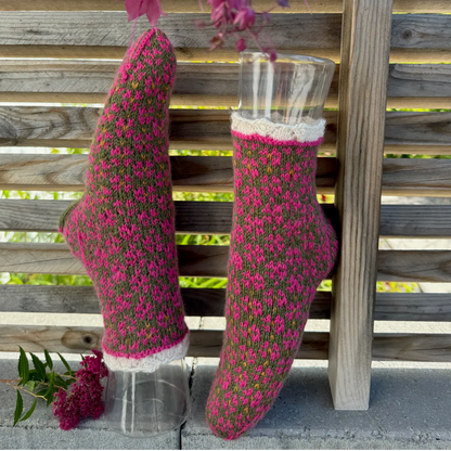 Min BlomsterEng blomstersokker vist på modell oppstilt ute